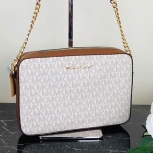 🌹💕Michael Kors Crossbody/Messenger Vanilla acorn